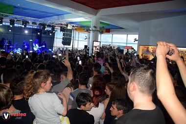 Trupa Carla's Dreams a oprit concertul de la Piatra Neamţ, după ce mai multor persoane li s-a făcut rău din cauza "temperaturii imposibil de suportat". FOTO, VIDEO