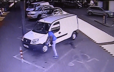 Cetăţeni bulgari arestaţi după ce au furat din maşini cărora le înţepau cauciucurile ca să le distragă atenţia şoferilor. VIDEO