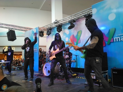 Echipaje medicale lângă scenă şi în parcare, la un concert susţinut de Carla's Dreams într-un mall din Constanţa