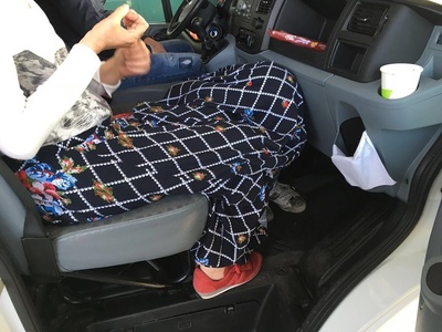 Timiş: O femeie a încercat să iasă din ţară cu un microbuz pe la Cenad cu fiica sa de 12 ani ascunsă sub fustă