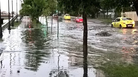 Iaşi: Mai multe străzi inundate şi trafic rutier paralizat, din cauza unei ploi torenţiale de câteva zeci de minute - FOTO