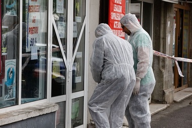 Buzău: Casă de schimb valutar spartă de hoţi, care nu au furat nimic pentru că au provocat un incendiu şi s-a declanşat alarma - FOTO