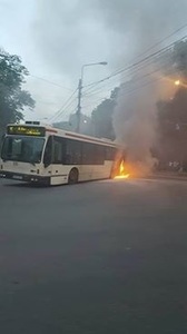 Un autobuz al Regiei de Transport Public Iaşi a luat foc, fără să existe răniţi, fiind al treilea incident în ultimele săptămâni