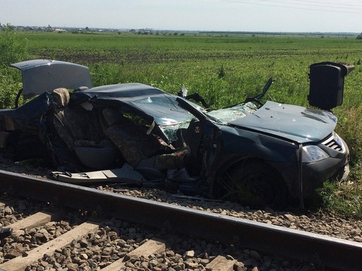 Vrancea: Doi bărbaţi au murit şi o femeie este în comă după ce maşina în care se aflau a fost lovită de un tren