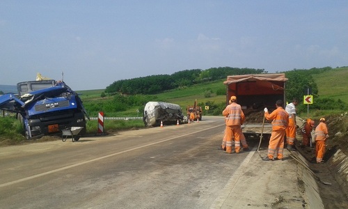 O cisternă încărcată cu motorină s-a răsturnat în Vaslui, 20 de tone de combustibil scurgându-se pe şosea; şoferul a murit