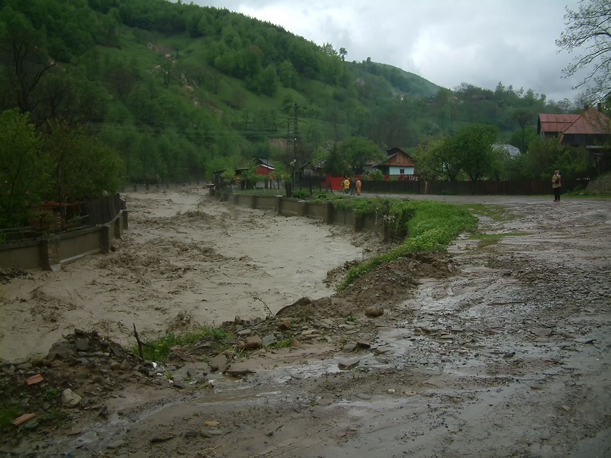 Buzău: Drumuri rupte, o maşină distrusă şi mai multe familii izolate, din cauza unei viituri formate în urma unei ruperi de nori