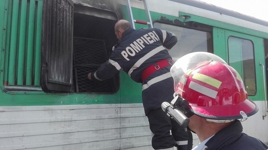 Bistriţa: Incendiu la locomotiva unui tren privat; 20 de persoane au fost evacuate din vagoane