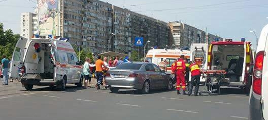Ambulanţă răsturnată în zona Baba Novac din Capitală, mai mulţi oameni au fost răniţi