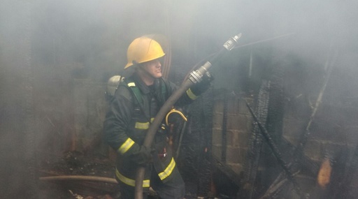 Argeş: Incendiu la o firmă de tratare a deşeurilor; şi săptămâna trecută un bazin cu reziduuri a fost cuprins de flăcări