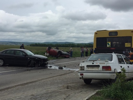 Patru persoane au fost transportate la spital în urma accidentului din Sibiu; niciun călător din autobuz nu a fost rănit