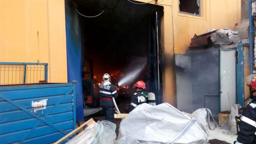 Pompierul prins între dărâmături în timpul intervenţiei la incendiul din Jilava a murit - UPDATE
