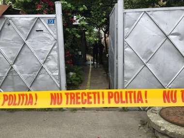 Un bărbat din Craiova şi-ar fi ucis mama cu mai multe lovituri de cuţit, după care a încercat să se sinucidă, fiind dus la spital