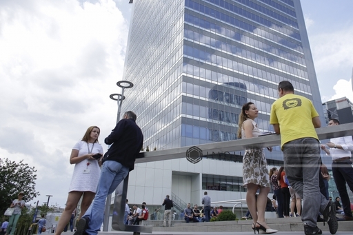 Un angajat din clădirea de birouri evacuată a spus că el a sunat la 112 vrând să facă o glumă, alarma cu bombă fiind falsă