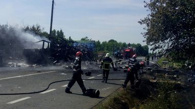 Dosar penal în cazul exploziei TIR-ului încărcat cu butelii de la Mihăileşti - FOTO