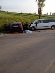 Bacău: Doi tineri au murit şi alte trei persoane au fost rănite după ce un autoturism a lovit un microbuz, pe DN 2G