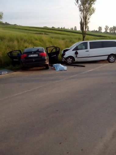 Bacău: Doi tineri au murit şi alte trei persoane au fost rănite după ce un autoturism a lovit un microbuz, pe DN 2G