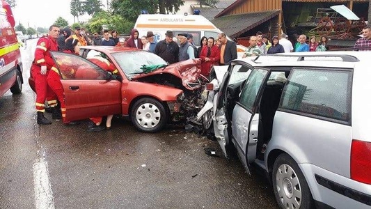 Nouă persoane au fost rănite după ce două autoturisme s-au ciocnit pe DN 2E, în judeţul Suceava