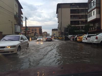 Străzi, case şi subsoluri ale unor imobile, inundate în urma ploii torenţiale din Capitală