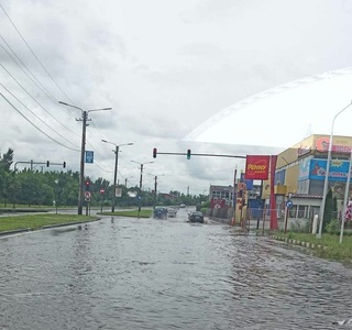 Arad: Mai multe străzi, zeci de gospodării şi subsoluri de case, inundate în urma unei ploi torenţiale