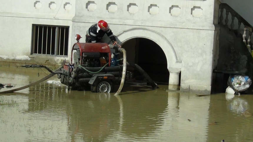 Peste 700 de pompieri au intervenit în ultimele 24 de ore în Capitală şi în nouă judeţe unde s-au produs inundaţii