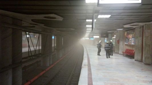 Circulaţie blocată la metrou între staţiile Victoriei şi Pipera, din cauză că din tunel iese fum. ISU a trimis şase autospeciale de stingere -  FOTO