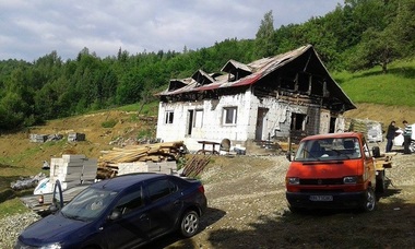 Poliţiştii îl suspectează pe candidatul UNPR la primăria Tiha Bârgăului că şi-a incendiat casa, a tras cu puşca în propria maşină şi a pus apropiaţi să dea foc unei maşini de poliţie
