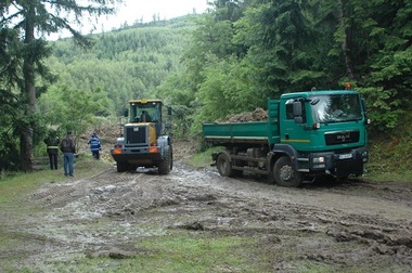Bacău: Alunecarea de teren din Comăneşti a stagnat, iar 21 de familii evacuate iniţial au revenit în locuinţe - FOTO