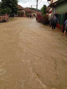 Hunedoara: 14 localităţi au fost afectate de inundaţii, iar peste 300 de persoane au fost evacuate din locuinţe - FOTO