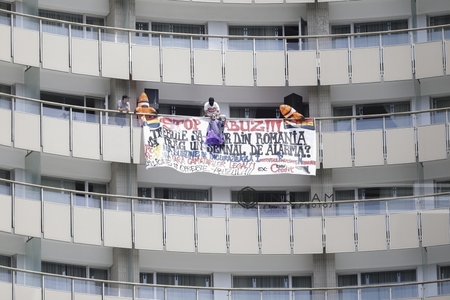 Un bărbat mascat protestează la etajul 16 al Hotelului Intercontinental din Bucureşti, negociatorii intervin - FOTO, VIDEO