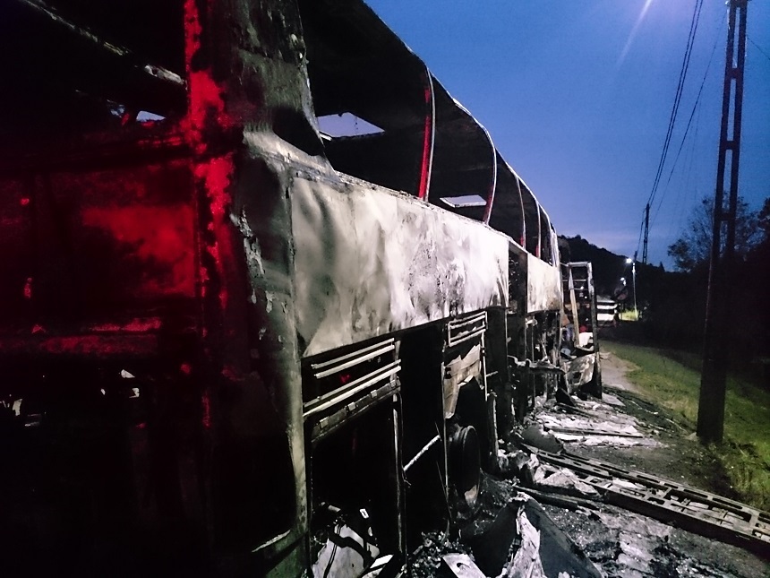 Un autocar cu 39 de pasageri a luat foc în mers, în judeţul Caraş-Severin, fără a exista persoane rănite