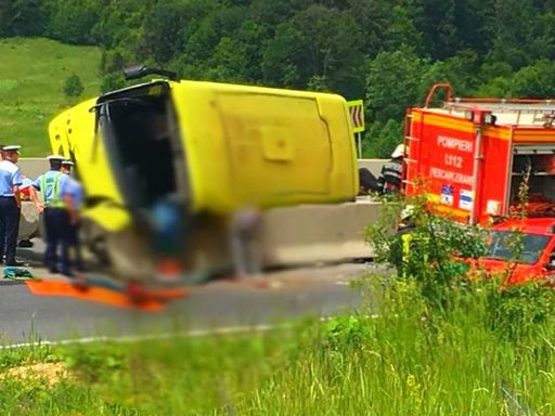 Patru persoane au murit, după ce un autocar s-a răsturnat pe DN1 în localitatea Perşani. MAI: 20 de răniţi au fost transportaţi la spitalele din judeţul Braşov - UPDATE