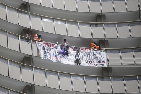 Bărbatul care protesta la etajul 16 al Hotelului Intercontinental din Bucureşti, ridicat de poliţişti