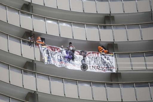 Bărbatul care protesta la etajul 16 al Hotelului Intercontinental din Bucureşti, ridicat de poliţişti
