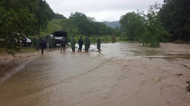 Vrancea: Zece persoane, între care şi un copil, evacuate de la o pensiune după ce ploile abundente au distrus un podeţ
