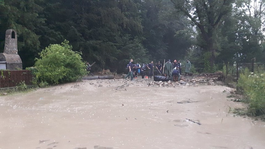 Suceava: 30 de turişti salvaţi de pompieri din pensiuni, maşini luate de ape şi 11 locuinţe inundate, în urma unor ploi torenţiale