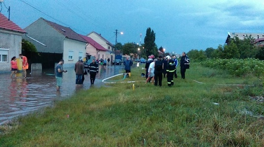 Arad: Pompierii intervin în mai multe localităţi, după revărsarea unor canale. Două spitale au fost inundate din cauza ploilor