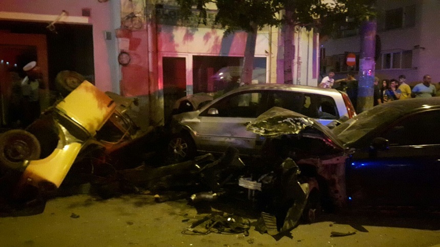 Accident provocat de un bărbat băut care a intrat cu maşina în cinci autoturisme parcate, în Capitală