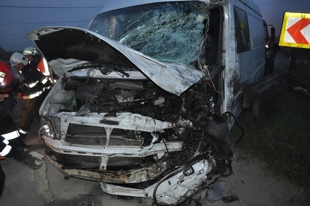 Grav accident rutier în Bistriţa Năsăud: două microbuze s-au ciocnit, trei persoane fiind transportate la spital