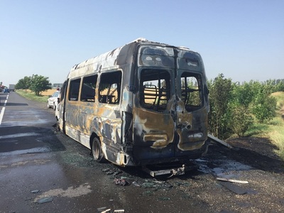 Buzău: Un microbuz în care se aflau 14 persoane a luat foc în mers pe DN 2, pasagerii reuşind să iasă din autovehicul - FOTO