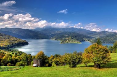 Femeia găsită moartă în lac şi-a legat picioarele şi mâinile cu sfoară şi şi-a prins un bolovan de gât înainte să se arunce în apă