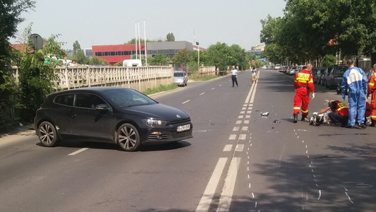 Motociclist mort într-un accident de circulaţie în Capitală, după ce şoferul unei maşini a întors fără se asigure - FOTO