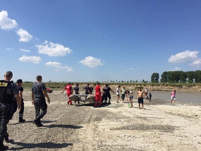 Tineri căutaţi de pompieri după ce au intrat în râul Suceava şi nu au mai ieşit