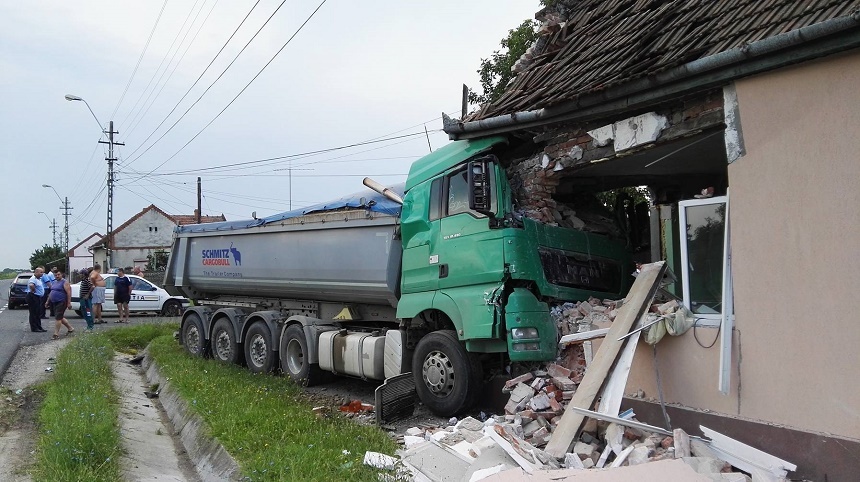 Un camion a intrat într-o casă, în judeţul Timiş