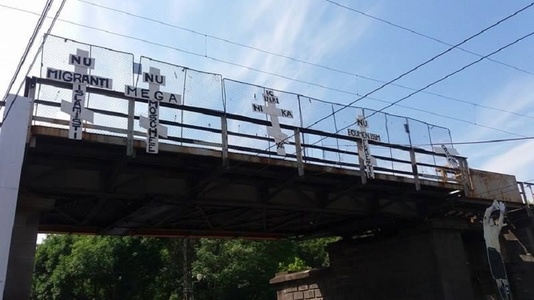 Cinci cruci cu mesaje anti-islamiste au apărut pe o pasarelă din Timişoara; Poliţia Locală a trimis un agent să verifice