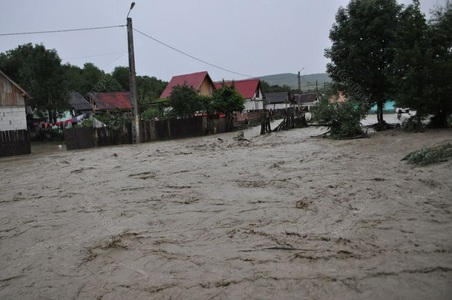 Zeci de gospodării din judeţul Bistriţa-Năsăud au fost inundate, 50 de persoane fiind evacuate