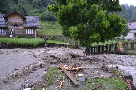 Suceava: Zeci de gospodării şi două case, inundate în urma unor ploi torenţiale; viiturile au distrus şi 13 podeţe