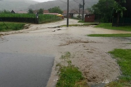 DN 14A, care leagă judeţele Sibiu şi Mureş, inundat în urma unei ploi; o maşină a rămas blocată pe şosea