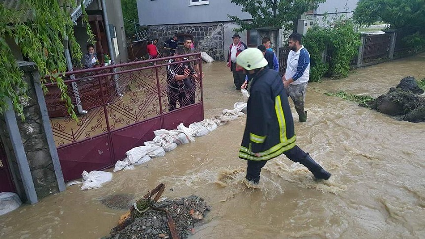 Harghita: Peste 30 de locuinţe din Remetea, inundate, iar mai multe străzi şi un drum judeţean, afectate de o alunecare de teren