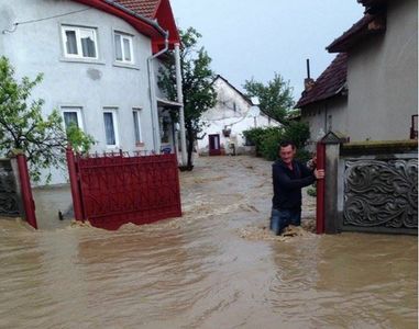 Sute de case au fost inundate în urma ploilor, în mai multe judeţe