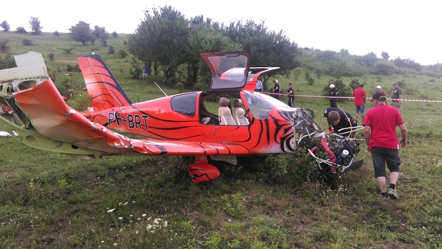 Accidentul de la Aerodromul Cisnădie a avut loc la decolarea avionului. Unul dintre cei patru ocupanţi ai aparatului de zbor, rănit mai grav - foto